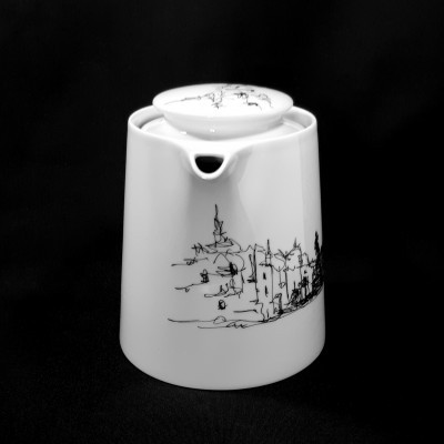 Bule de cerâmica branco com desenho preto de cidade, com bico e tampa