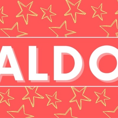 Cartaz vermelho com estrelas amarelas e texto branco SALDOS