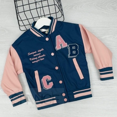 Casaco estilo bomber azul escuro com mangas rosa e letras aplicadas