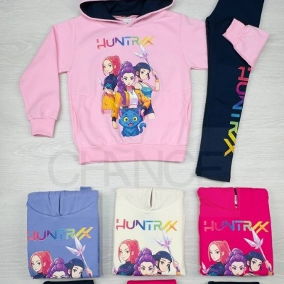 Conjunto infantil com hoodie e calças em várias cores com personagens animadas e o texto HUNTRX