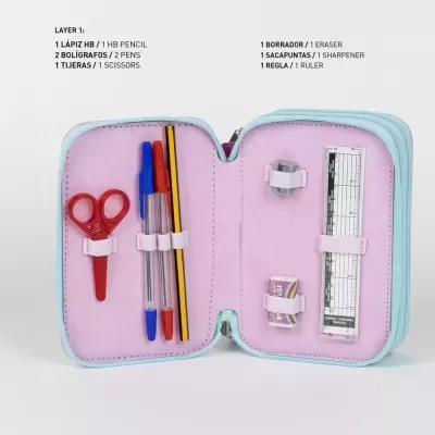 Estojo escolar aberto com material de escrita e régua