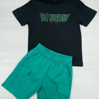 Conjunto de criança com t-shirt preta estampada e calções verdes