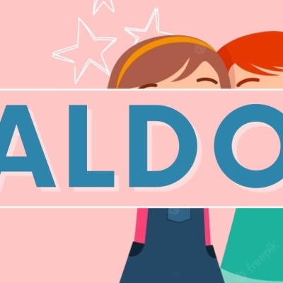 Cartaz rosa com estrelas brancas e palavra SALDOS em letras azuis, atrás duas personagens animadas visíveis só até aos olhos.