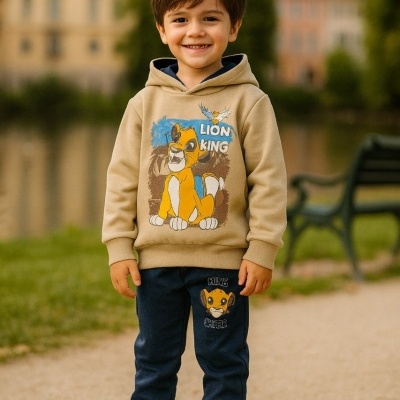 Menino sorridente com roupa de Lion King num parque