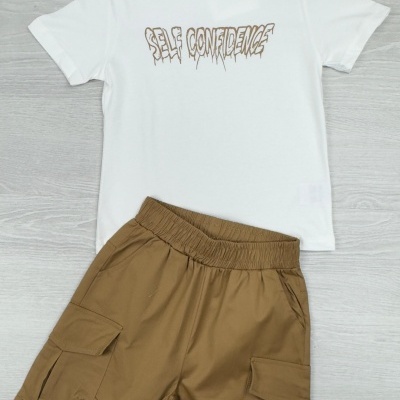 Conjunto de t-shirt branca com texto e calções castanhos com bolsos