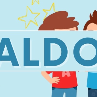 Imagem gráfica com texto SALDOS e duas personagens desenhadas ao fundo