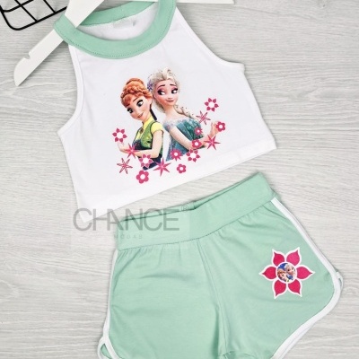 Conjunto infantil com top branco e calções verde água com estampas de personagens e flores