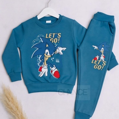 Conjunto azul de sweatshirt e calças com estampa do Sonic e texto LET'S GO!