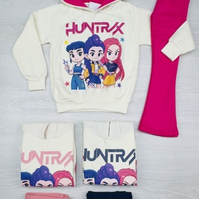 Conjunto infantil com hoodie branco estampado e calças rosa, azul escuro e rosa claro