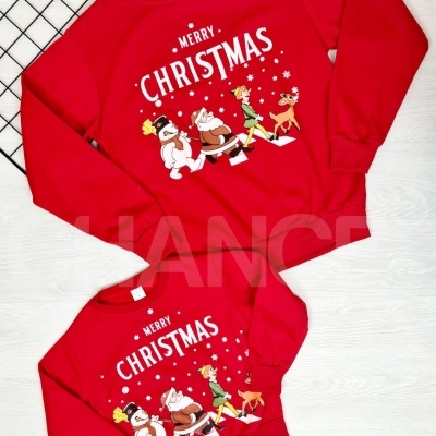 Dois sweatshirts vermelhos com estampado de Natal incluindo texto MERRY CHRISTMAS e personagens festivos.