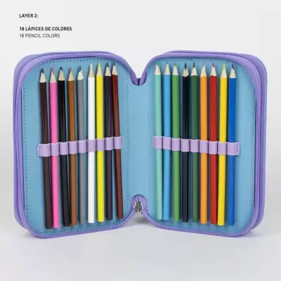 Estojo roxo aberto com 18 lápis coloridos organizados em elásticos lilás em interior azul.