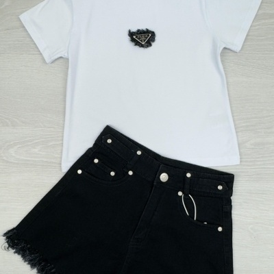 Conjunto infantil t-shirt branca com emblema preto e calções pretos de ganga com bainha desfiada