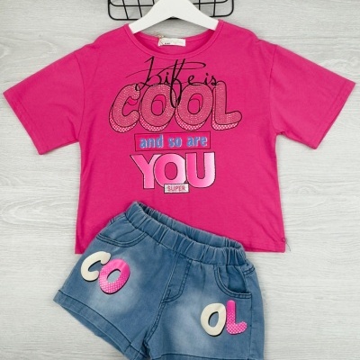 Conjunto infantil com t-shirt rosa e calções de ganga azuis com letras coloridas.