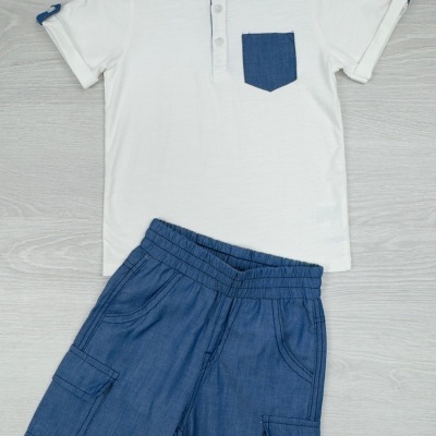 Conjunto infantil com t-shirt branca e bolso azul e calções azuis