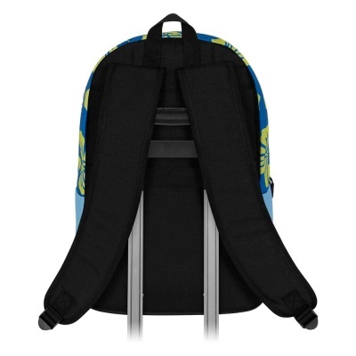 Mochila preta com padrão azul e amarelo vista de costas apoiada numa mala