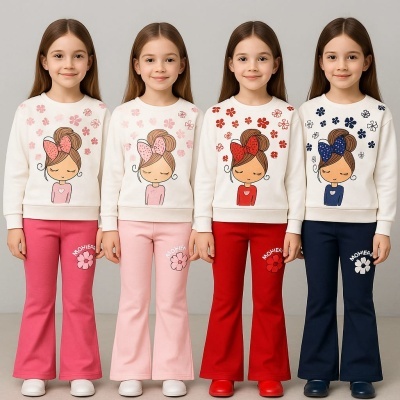 Quatro meninas com conjuntos de camisolas brancas e calças coloridas com estampados de raparigas e flores.