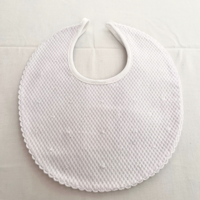 Babete redondo branco com textura e borda ondulada