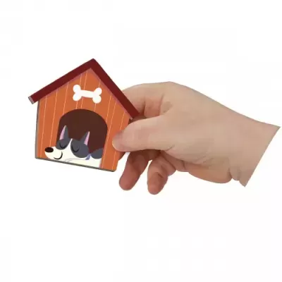 Objeto em forma de casota com desenho de cão a dormir na mão