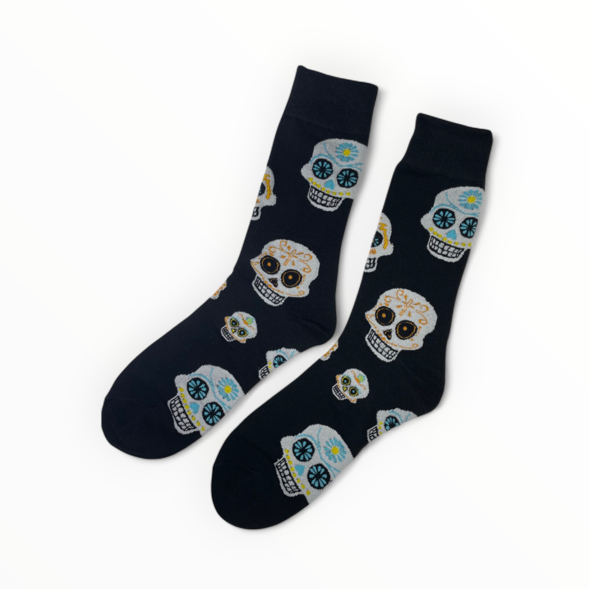 Meias pretas com caveiras coloridas