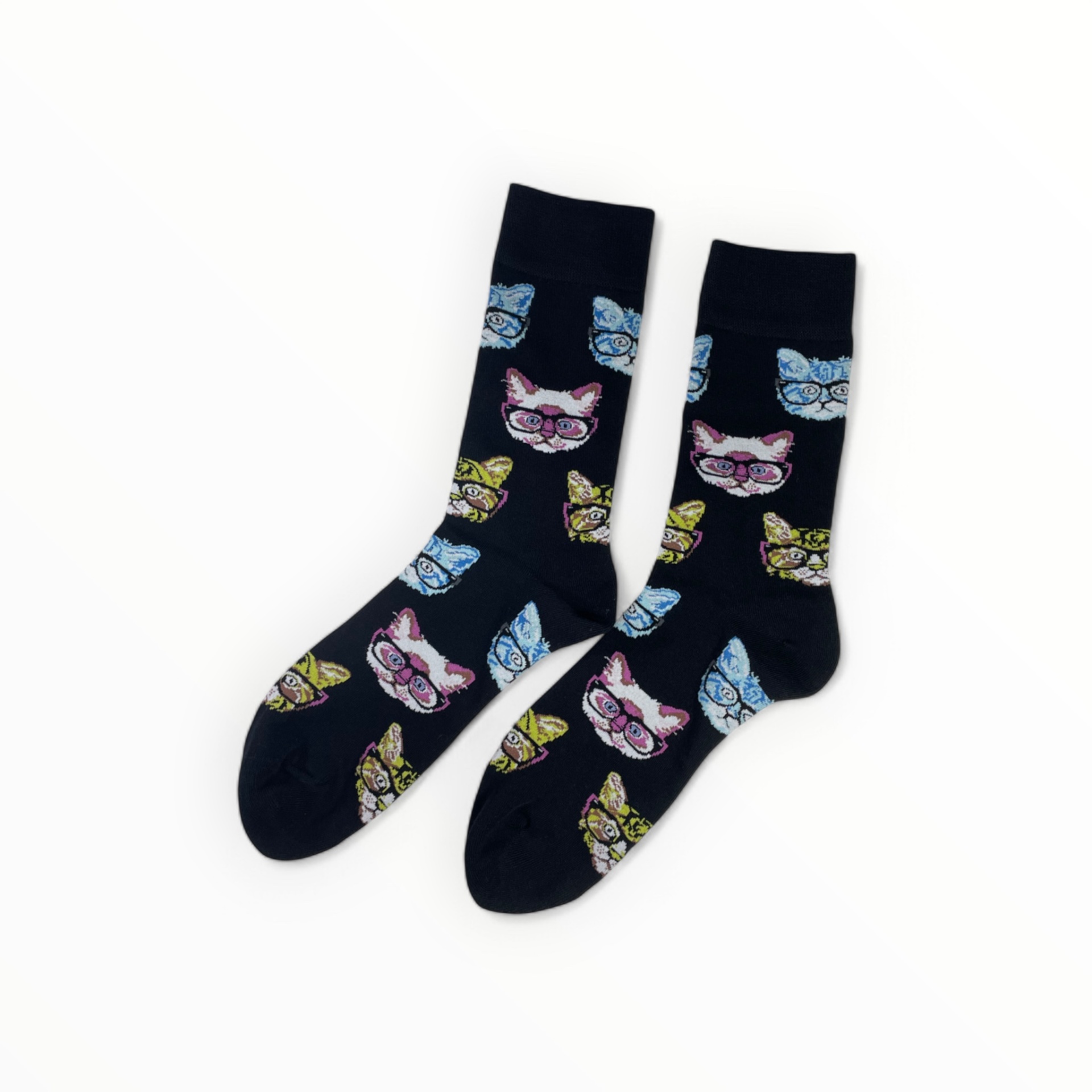 Meias pretas com estampado de gatos coloridos em azul, rosa e amarelo