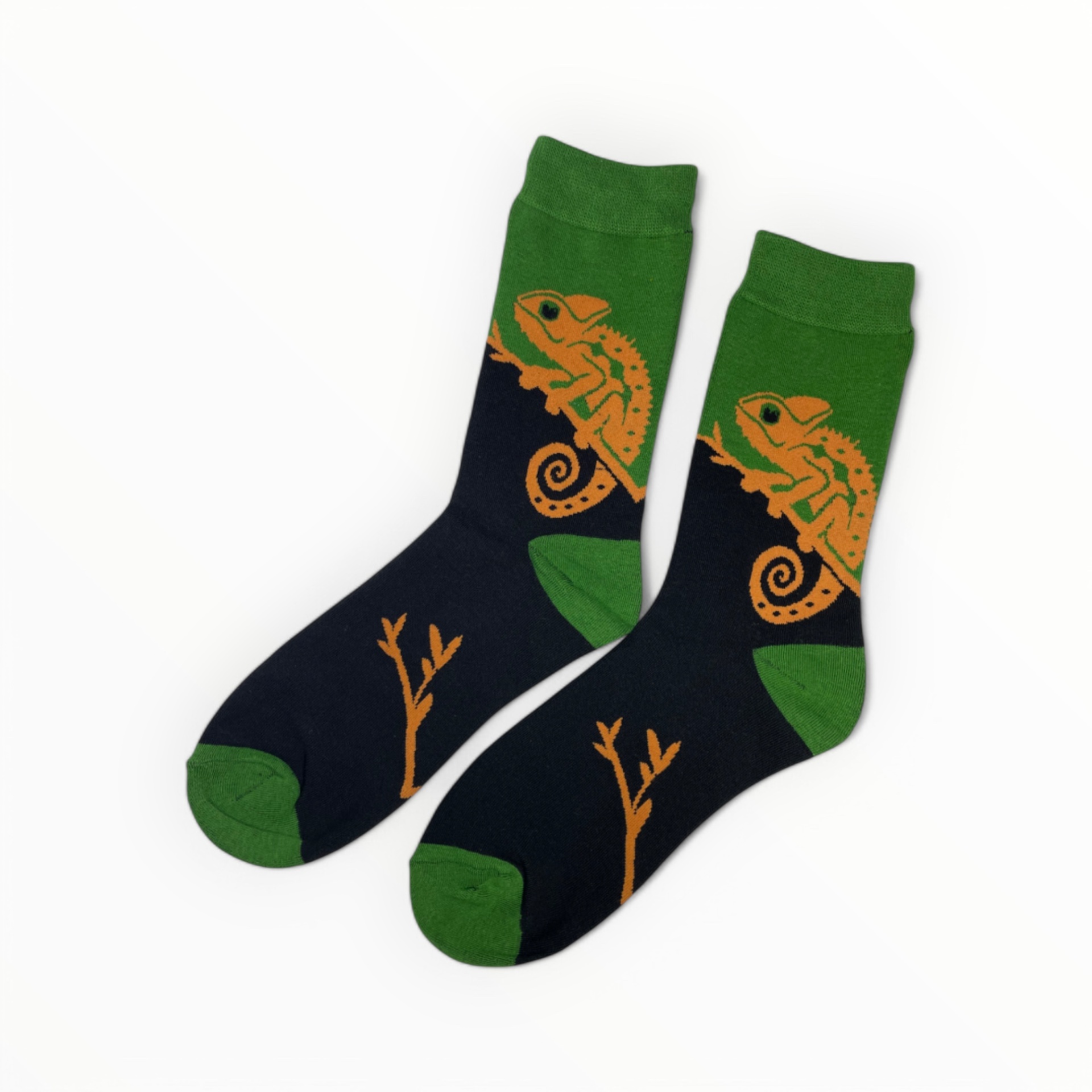 Meias pretas e verdes com estampa de camaleão laranja e ramo