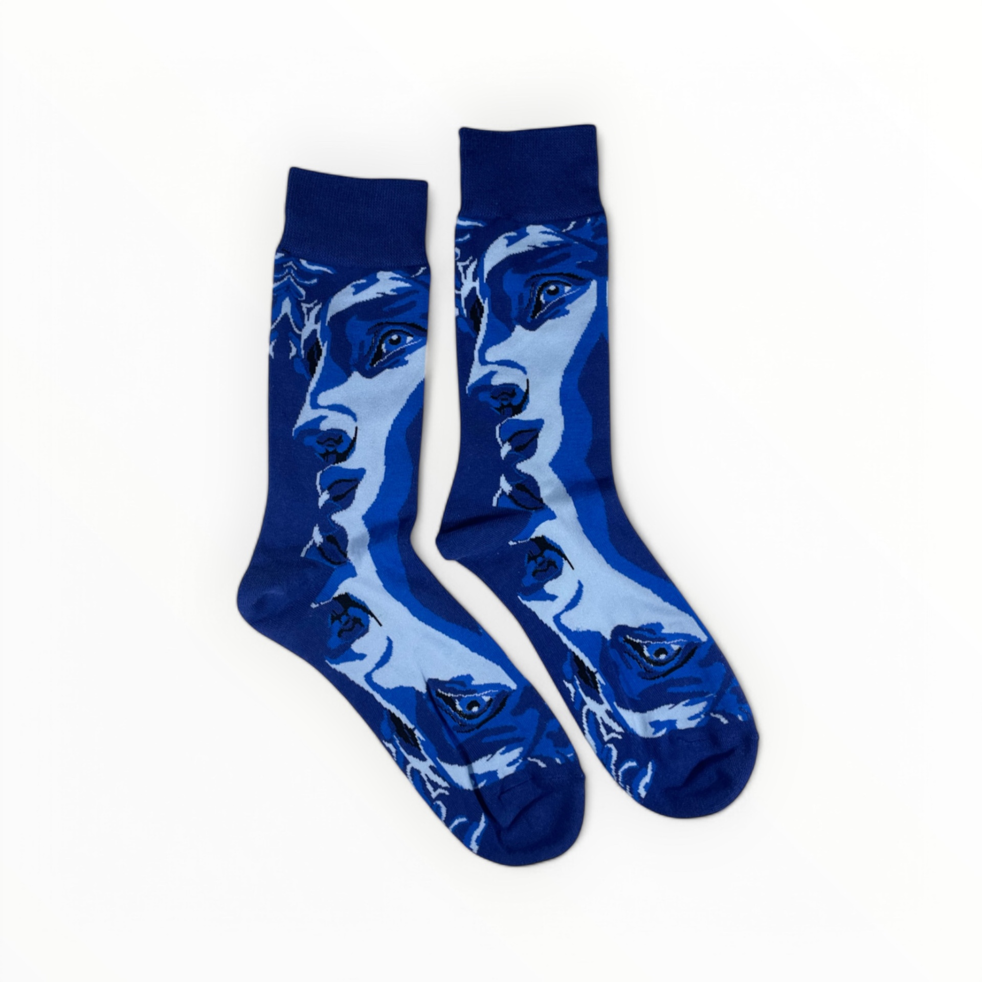 Meias azuis com padrão de rostos humanos em tons de azul