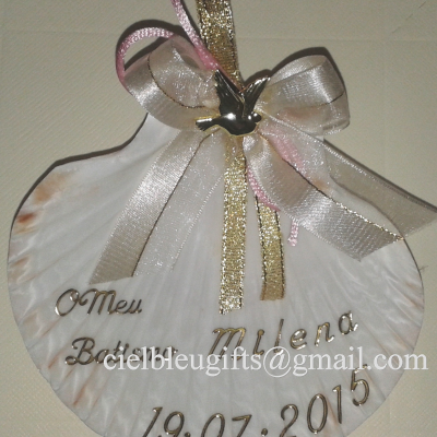 Concha decorativa branca com laço e texto dourado
