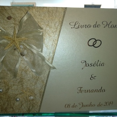 Livro de honra dourado com laço e estrela do mar