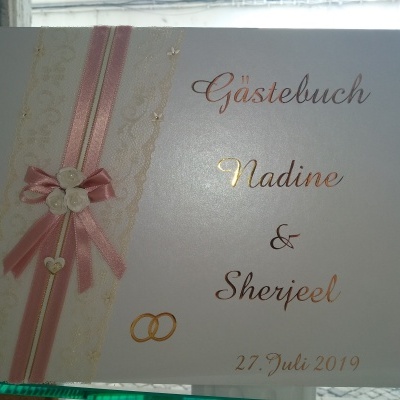 Livro de assinaturas para casamento decorado com fita cor de rosa, laço e pérolas