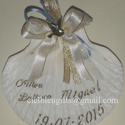 Concha branca decorativa com laço e texto dourado para batismo