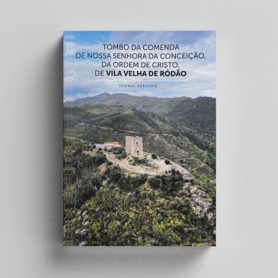 Livro com capa fotografa aérea de paisagem e texto em português
