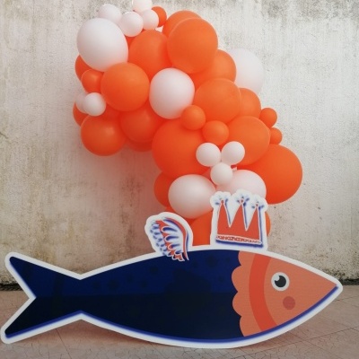 Decoração com peixe azul e laranja e balões laranja e brancos