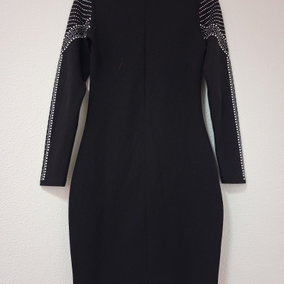 Vestido preto adornos metálicos