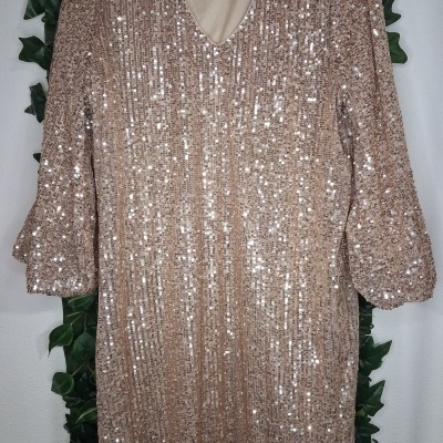 Vestido dourado brilhante
