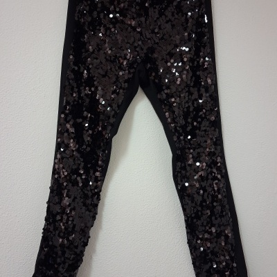 Calças pretas com lantejolas