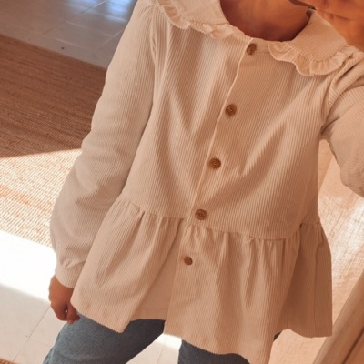 Blusa feminina bege canelada com botões de madeira e folhos na gola