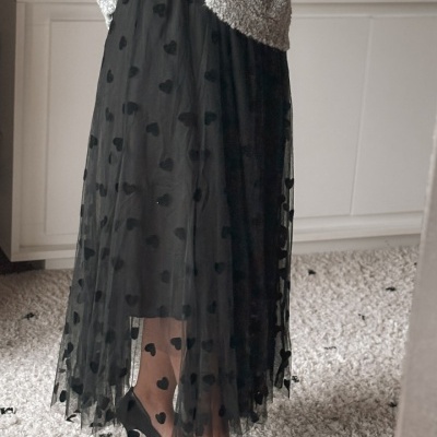 Saia preta de tule com corações em veludo e sapatos de salto pretos