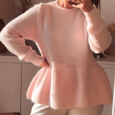 Camisola de malha rosa clara com corte peplum e calças claras