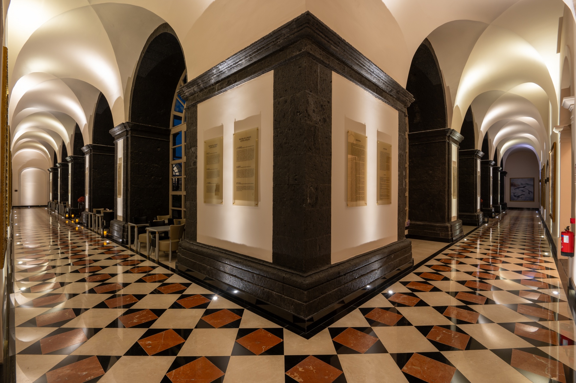 Açores – Nove Ilhas, Um Paraíso Inesquecível Corredor interior com piso em azulejos geométricos e paredes brancas com pedra preta