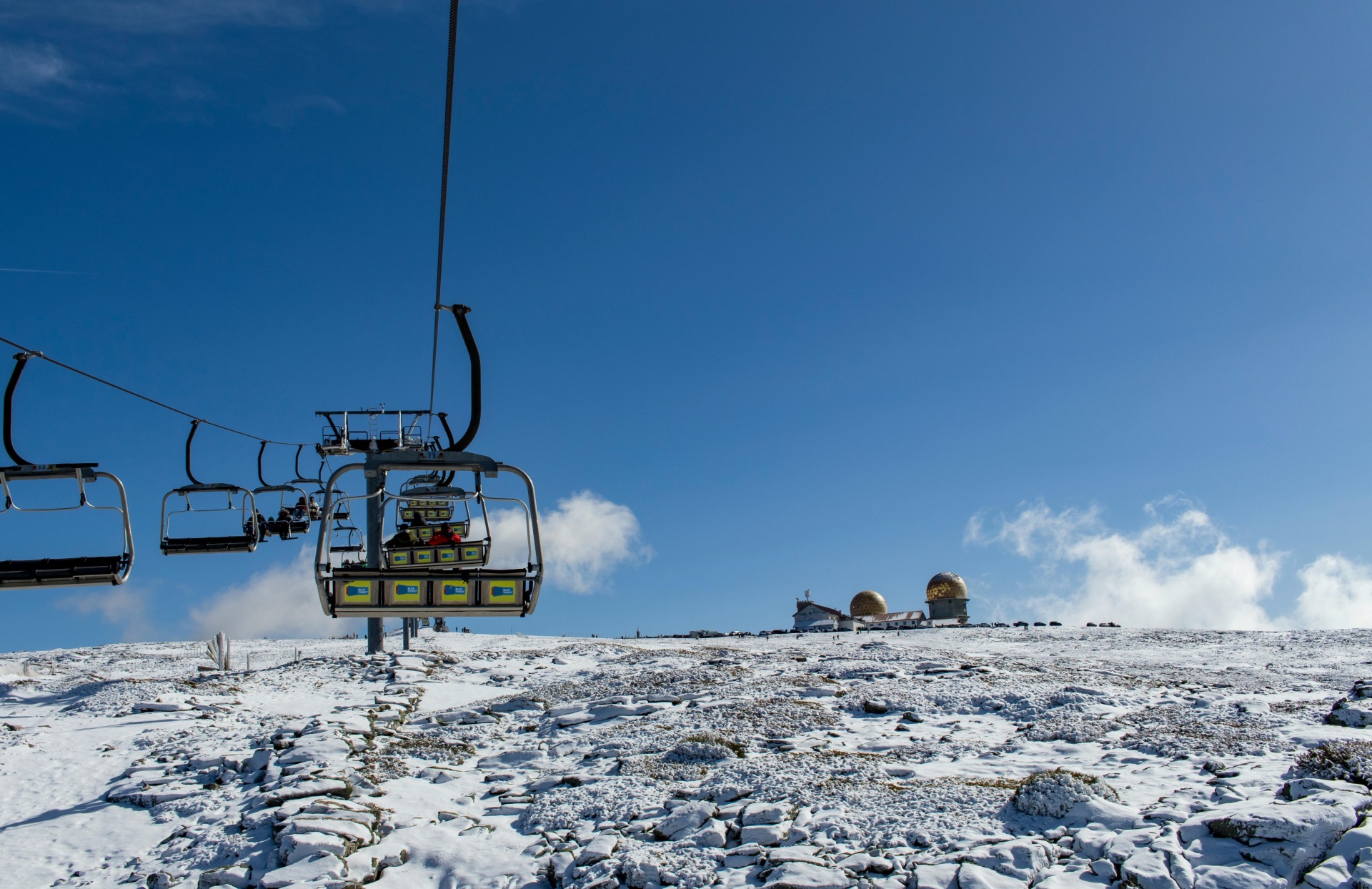 Serra da Estrela – Férias de Natureza e Tradição no Coração de Portugal Elevador de cadeiras com neve e céu azul em montanha