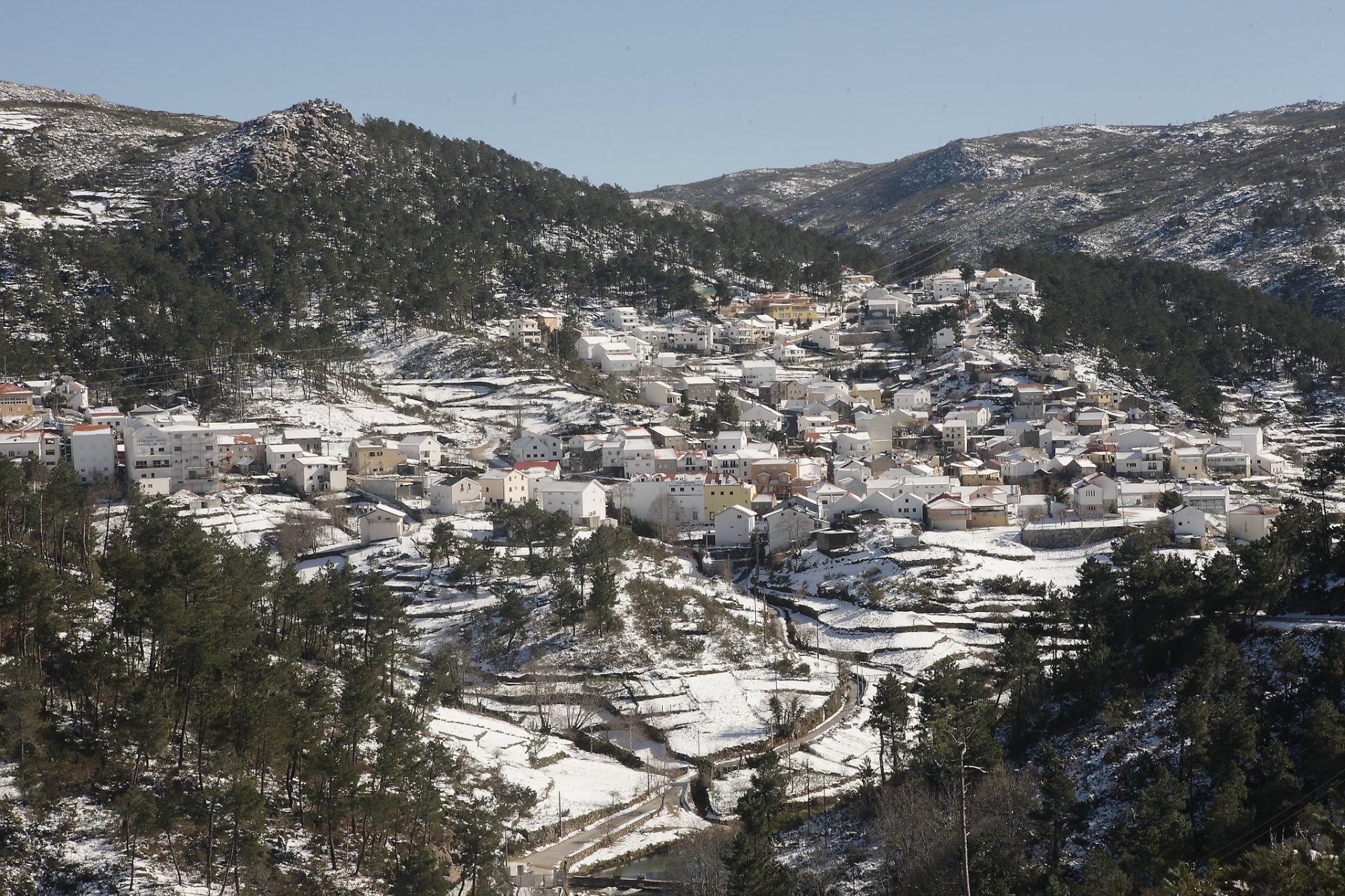 Serra da Estrela – Férias de Natureza e Tradição no Coração de Portugal Aldeia branca com neve em montanhas e árvores verdes