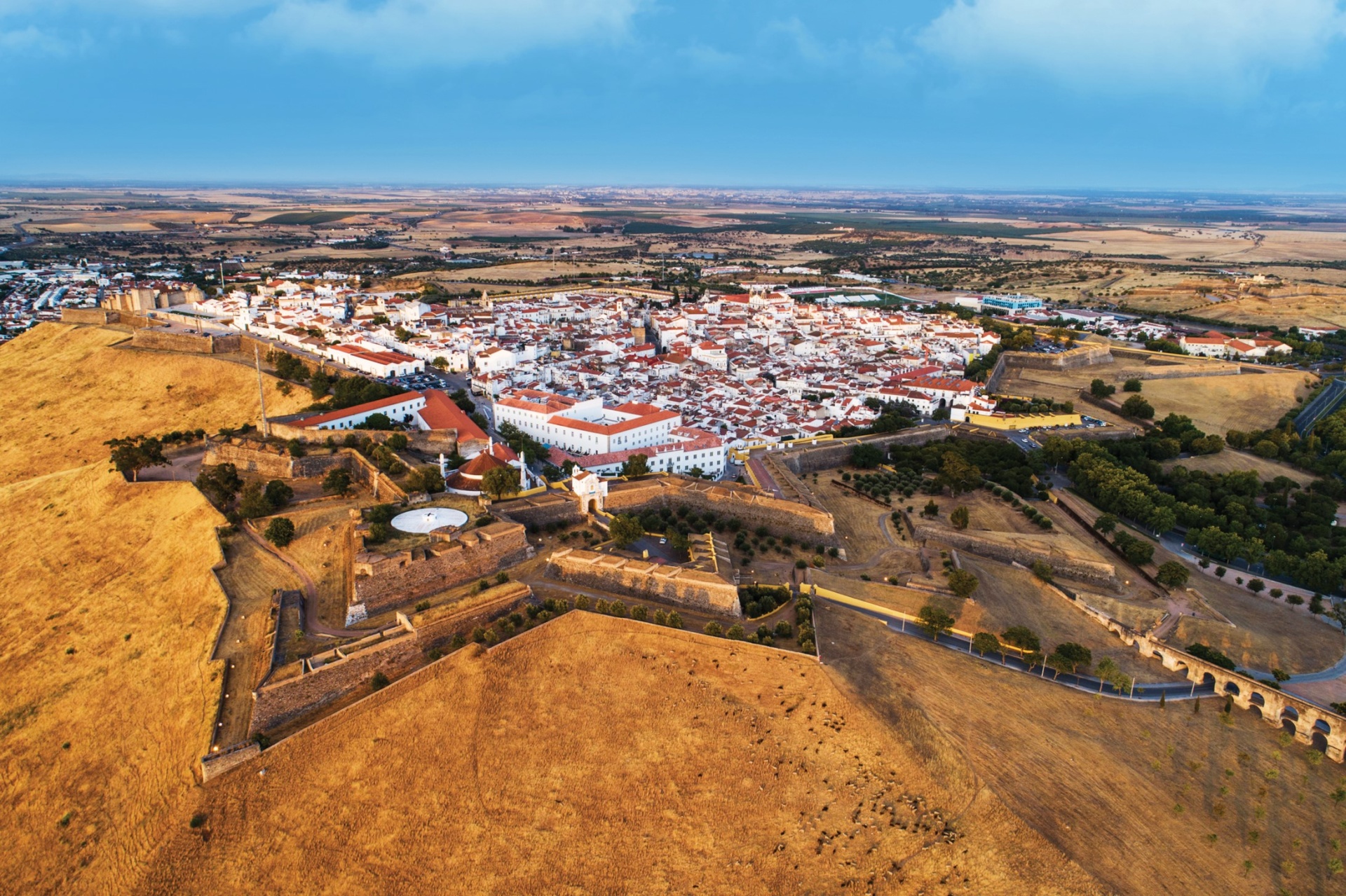 Viagem à medida Cidade histórica com muralhas e telhados vermelhos vista de cima