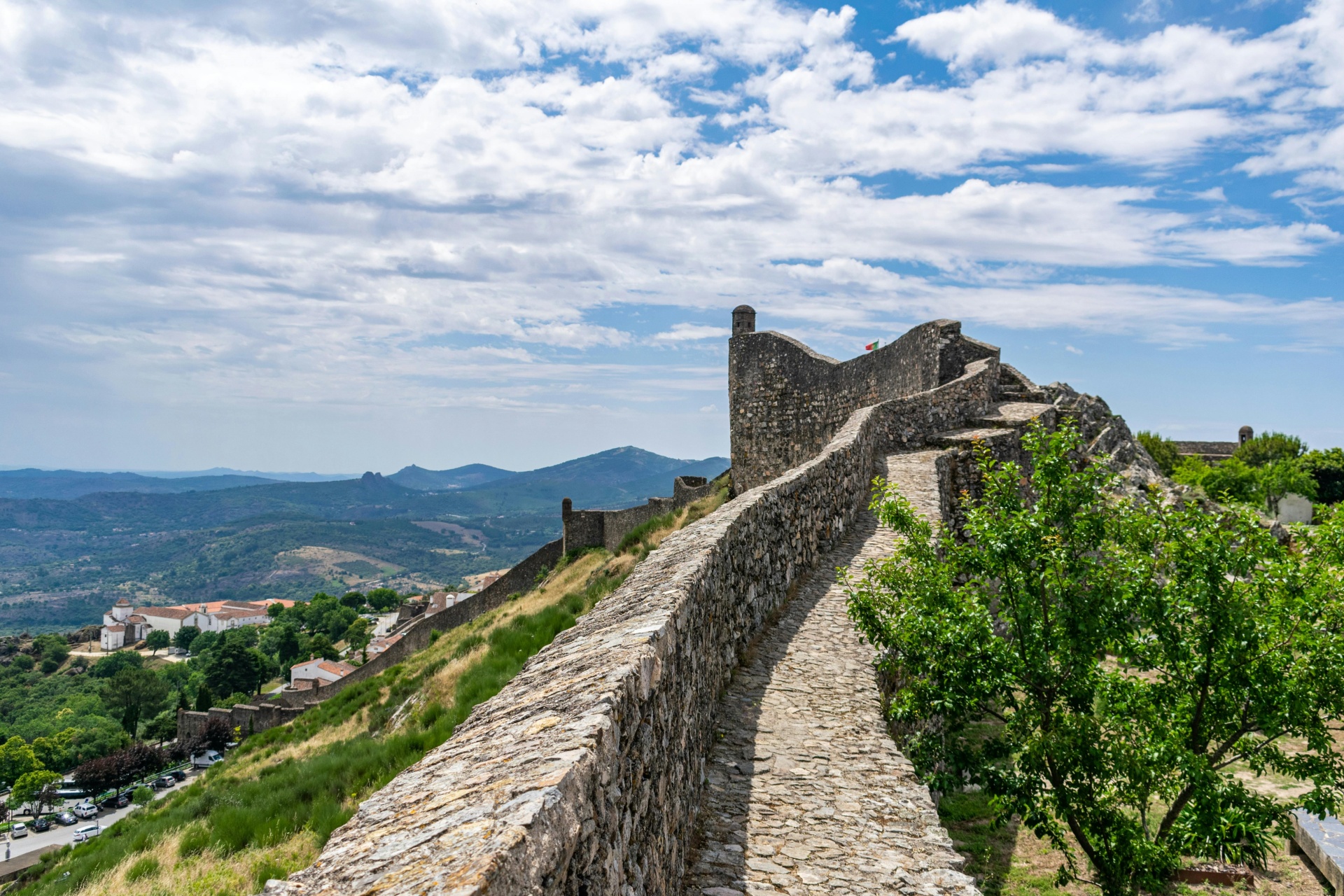 Marvão Autêntico: Fim de Semana com Voo, Alojamento Rural e Experiências Locais Caminho de pedra e muro de pedra em castelo histórico com paisagem verde