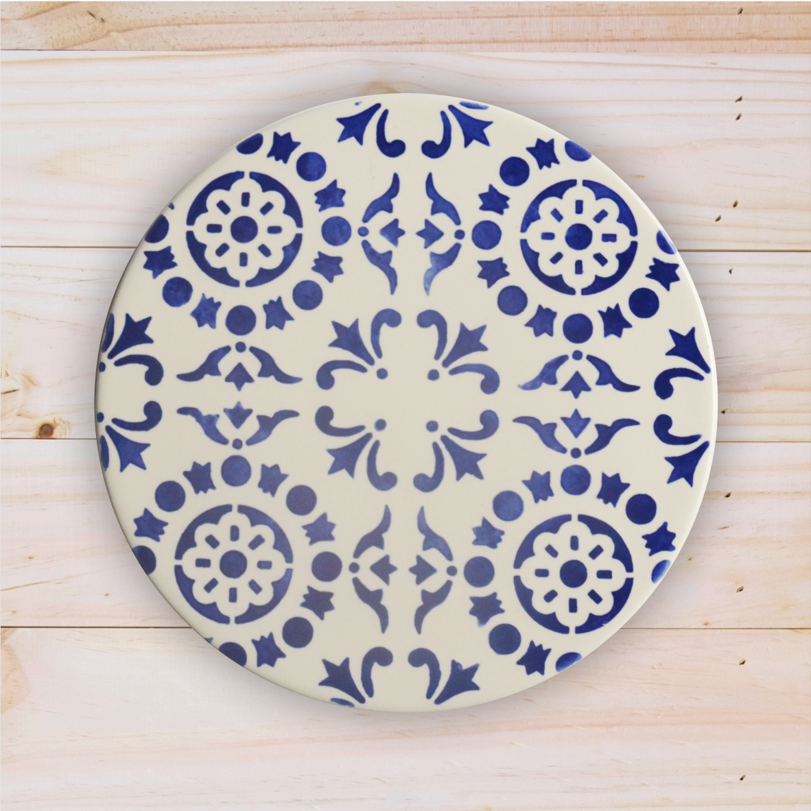 Prato de cerâmica branca com padrão azul e roxo, sobre fundo de madeira clara
