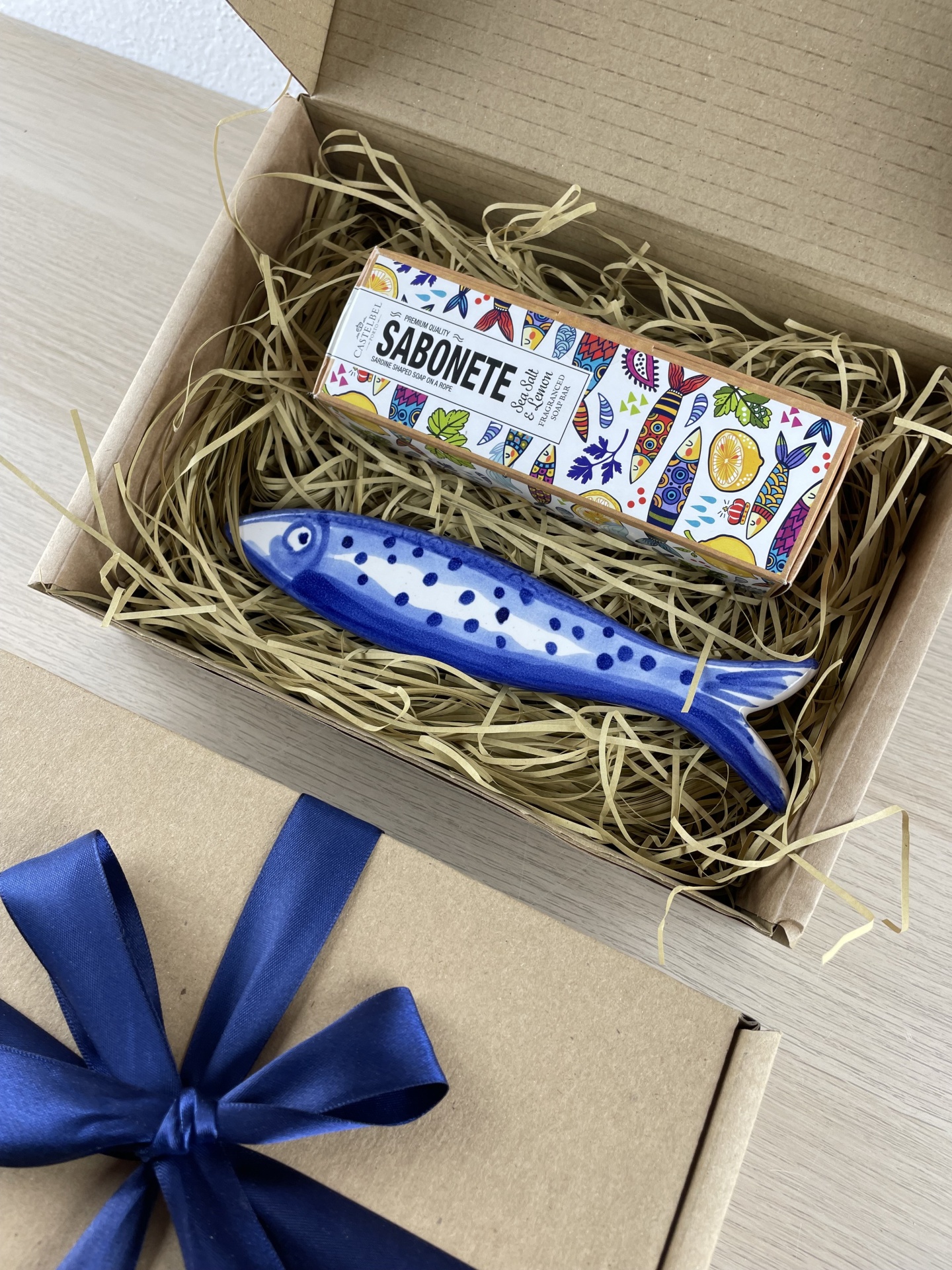 Gift box with ceramic fish soap holder and SABONETE sea salt & lemon soap