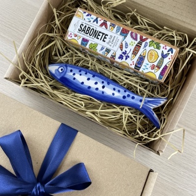 Gift box with SABONETE soap and blue ceramic fish soap holder inside.