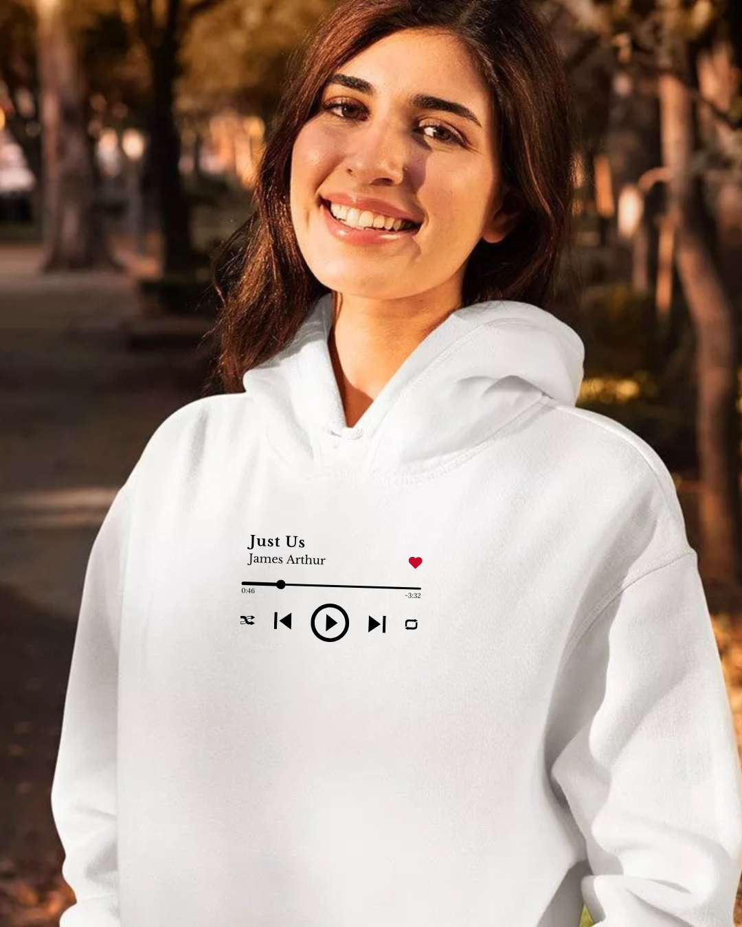 Sweatshirt branca com estampa de interface de música, usada por mulher em parque