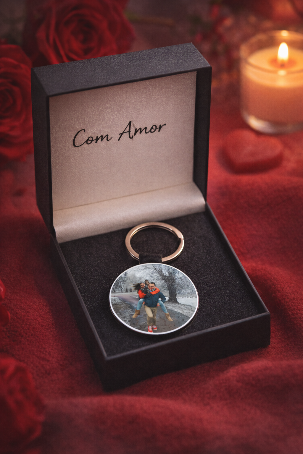 Porta-chaves redondo personalizado com fotografia em caixa preta e texto Com Amor