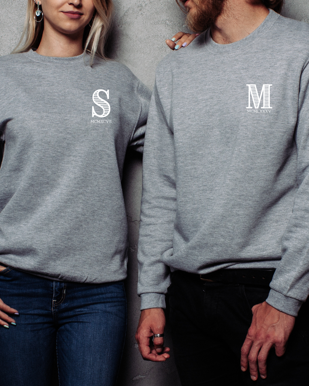 Sweatshirts cinzentas com letras brancas estampadas no peito