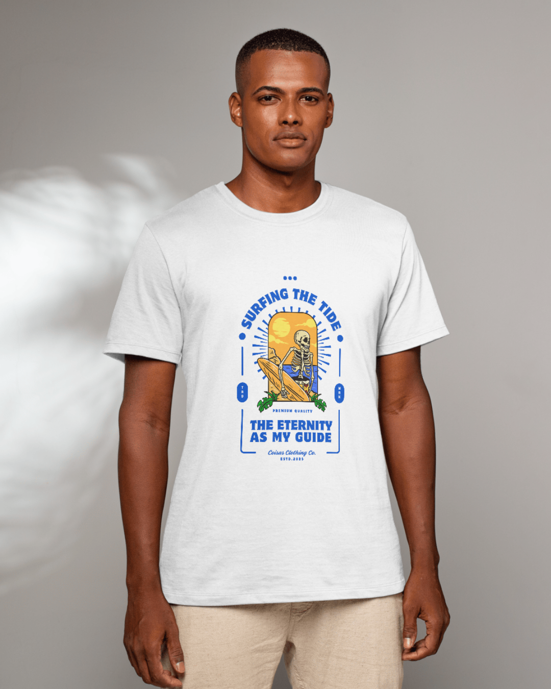 T-shirt Surfing The Tide para homens com atitude
